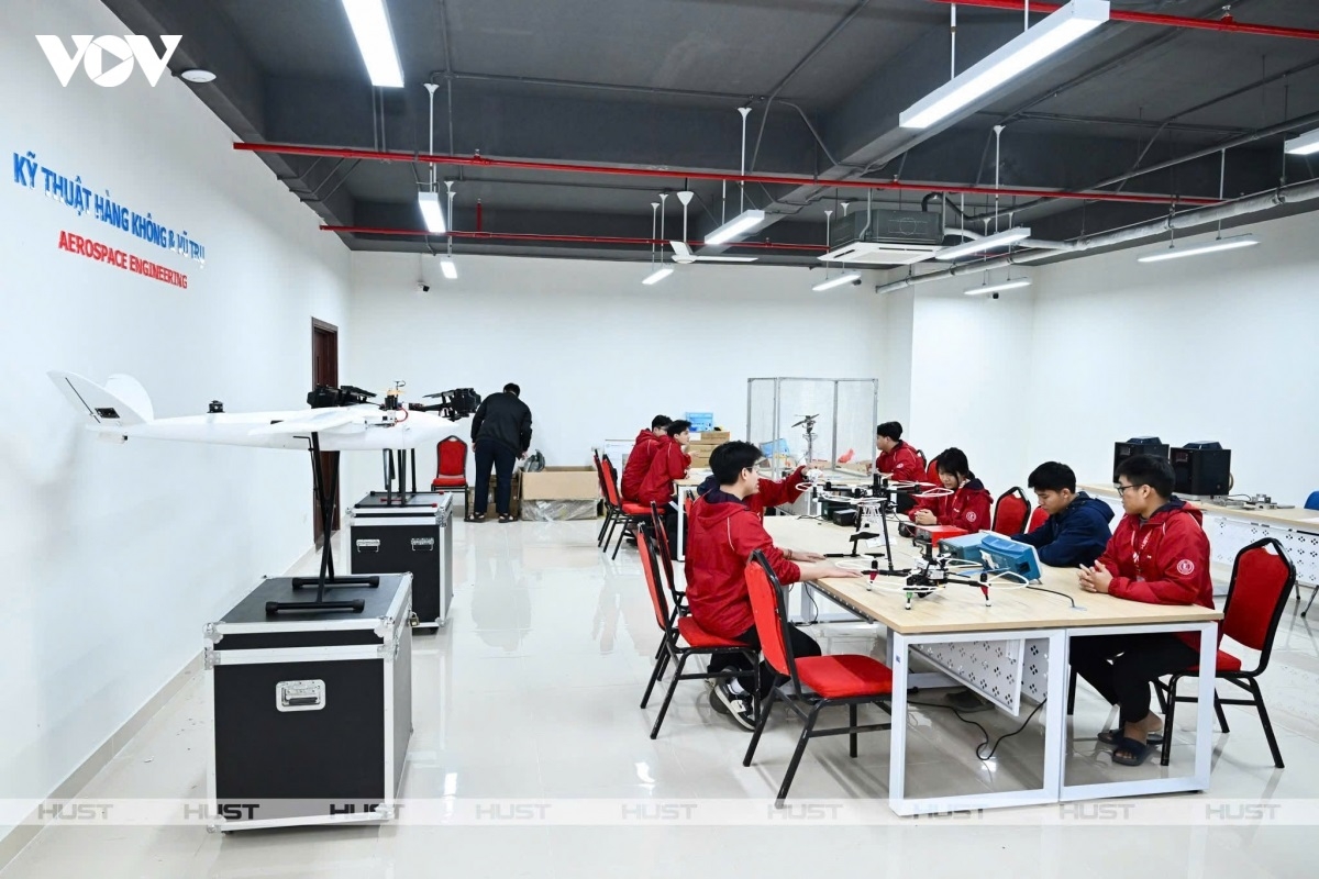 Sinh viên Đại học Bách khoa Hà Nội trong phòng thí nghiệm Kỹ thuật Hàng không và Vũ trụ -  môi trường đào tạo nhân lực công nghệ cao cho các ngành chiến lược.     