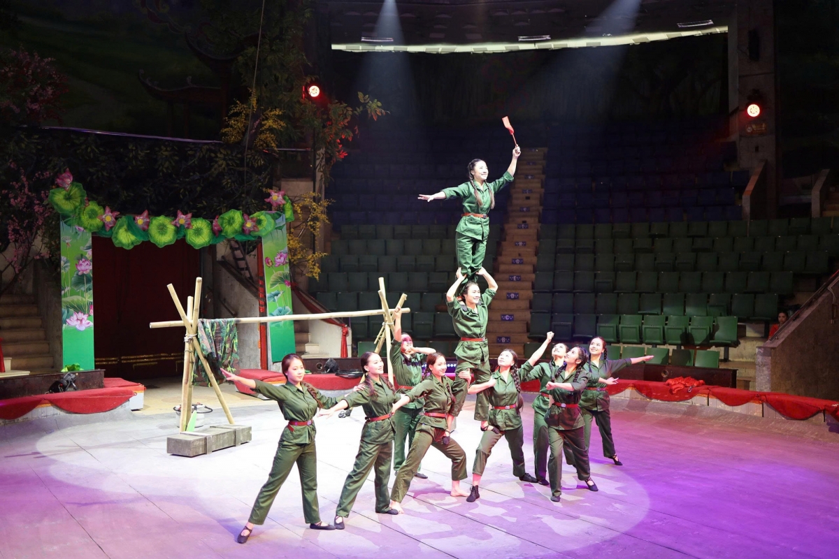 Ein Balance-Auftritt beim Kunstprogramm „Hufschläge an der Grenze“. (Foto: bvhttdl.gov.vn)