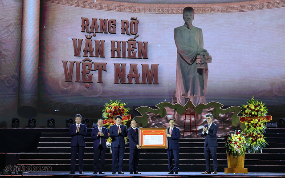 Jonathan Wallace Baker, UNESCO-Vertreter in Vietnam, überreicht Vertretern Vietnams und der Provinz Hung Yen die UNESCO-Resolution zu Ehren der Kulturpersönlichkeit Le Quy Don. (Foto: Phuong Nguyen/baochinhphu.vn)