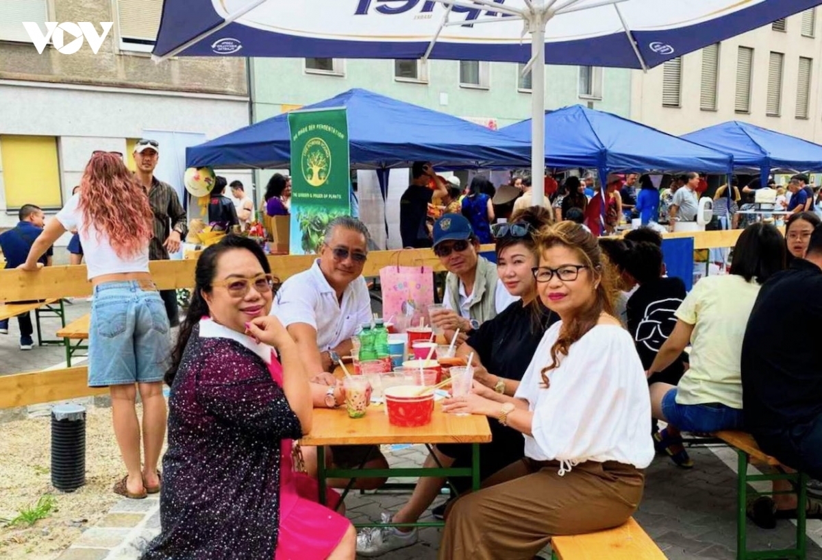 Los participantes en el programa disfrutan de actuaciones artísticas y platos típicos de Vietnam. Foto: VOV
