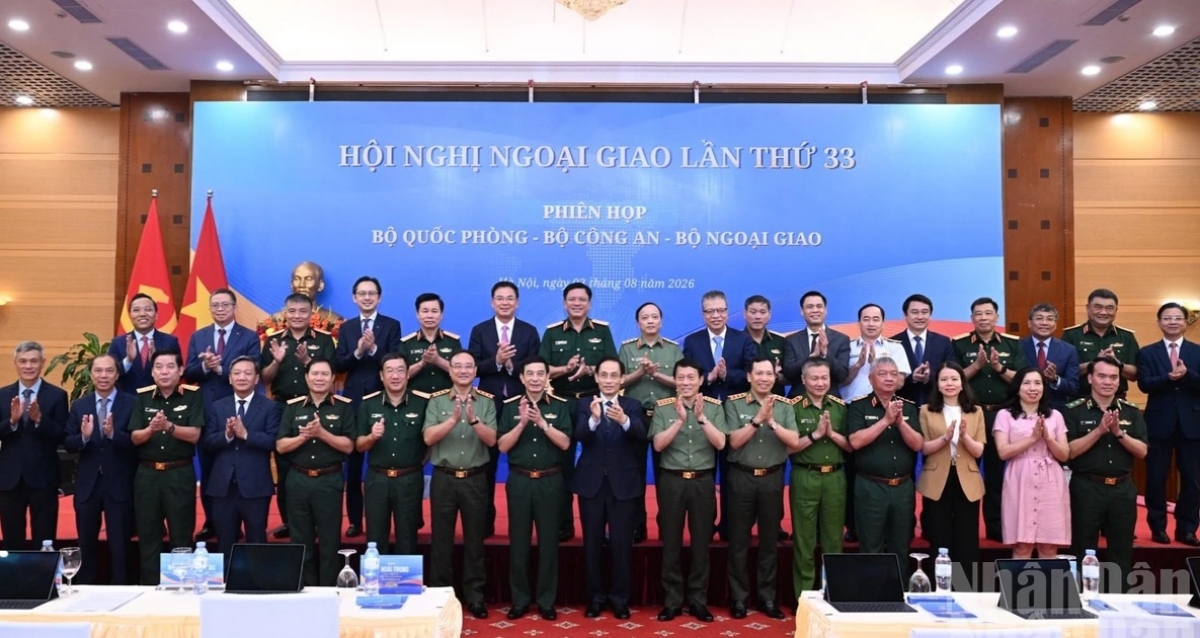 Đại tướng Phan Văn Giang, Ủy viên Bộ Chính trị, Phó Thủ tướng Chính phủ, Bộ trưởng Quốc phòng; Đại tướng Lương Tam Quang, Ủy viên Bộ Chính trị, Bộ trưởng Công an; đồng chí Lê Hoài Trung, Ủy viên Bộ Chính trị, Bộ trưởng Ngoại giao chụp ảnh chung cùng các đại biểu. Ảnh: Báo Nhân Dân