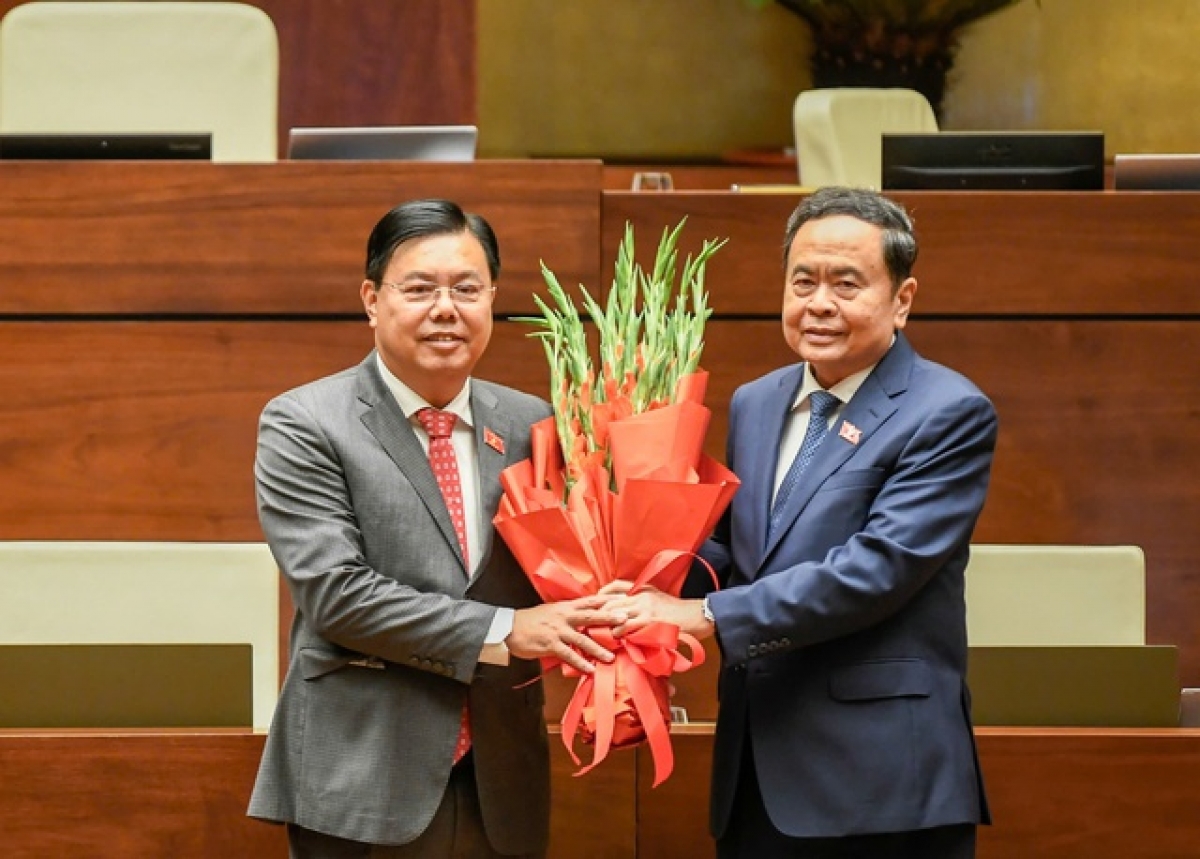 Chủ tịch Quốc hội Trần Thanh Mẫn tặng hoa chúc mừng tân Bộ trưởng Bộ Nội vụ Nguyễn Tiến Hải - Ảnh: VGP/Nhật Bắc