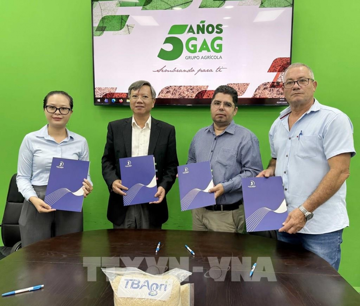 Representatives of both sides sign the rice handover minutes. (Photo: VNA)