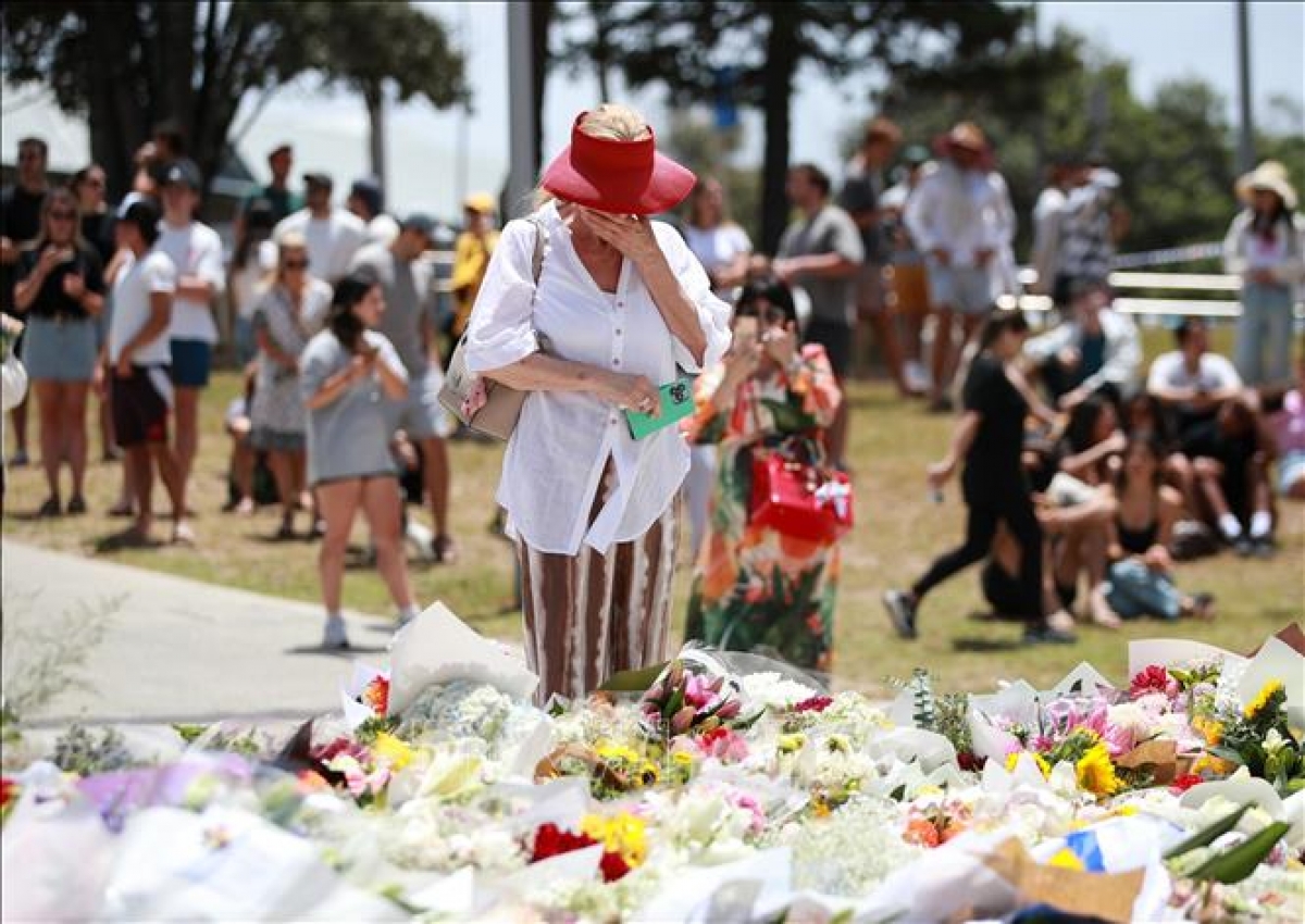 People lay flowers in memory of the victims of the Bondi Beach shooting in Sydney, Australia, on December 15, 2025. (Photo: Xinhua/VNA)