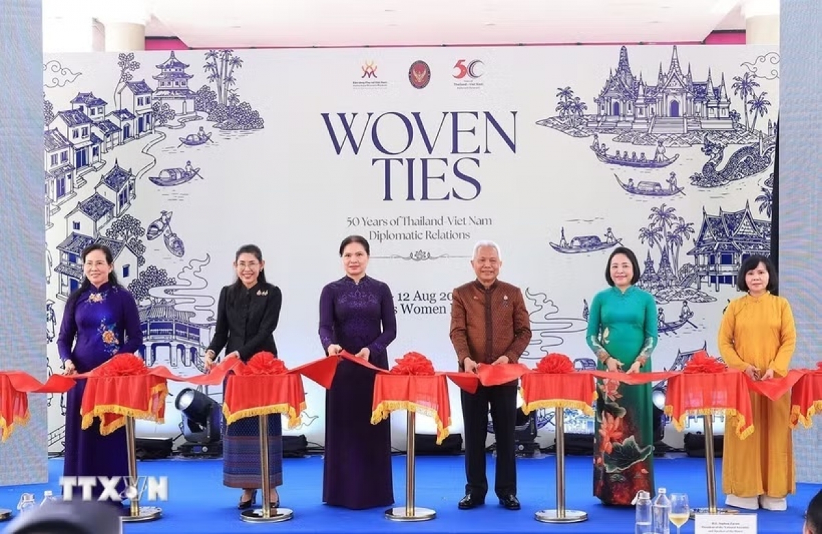 Sophon Zaram, President of the National Assembly and Speaker of the House of Representatives of Thailand, together with delegates, cuts the ribbon to inaugurate the exhibition. (Photo: VNA)