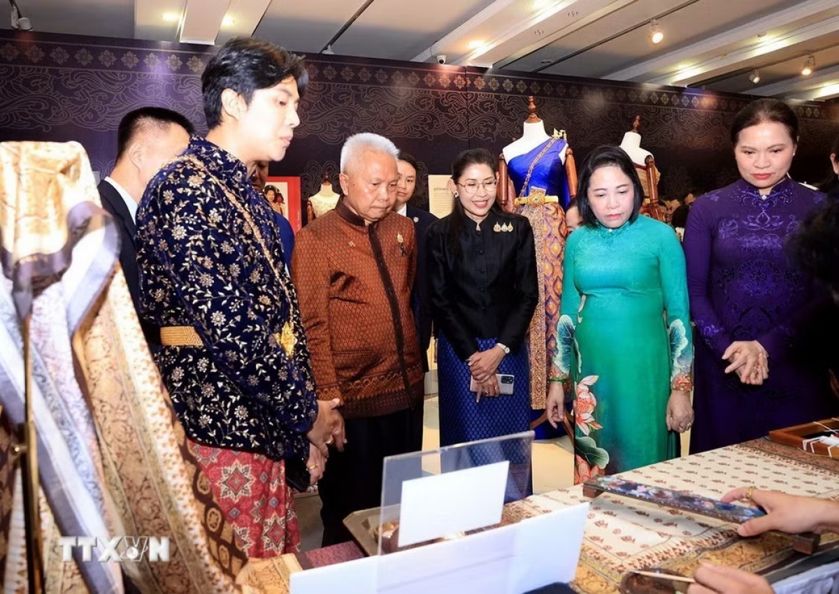 The President of the National Assembly and Speaker of the House of Representatives of Thailand and delegates visit the national costume exhibition at the Vietnamese Women's Museum. (Photo: VNA )