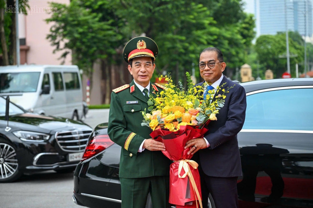 Deputy Prime Minister and Minister of National Defence General Phan Van Giang hosts an official welcome ceremony for Malaysia's Defence Minister, Dato' Seri Mohamed Khaled bin Nordin. (Photo: VGP/Nguyen Hoang)