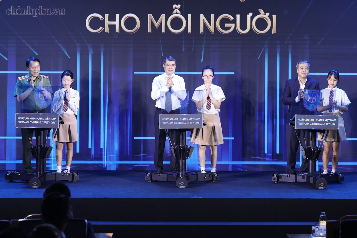 Prime Minister Le Minh Hung and delegates launch a series of activities on Vietnam Cyber ​​Security Day 2026. (Photo: VGP/Nhat Bac)