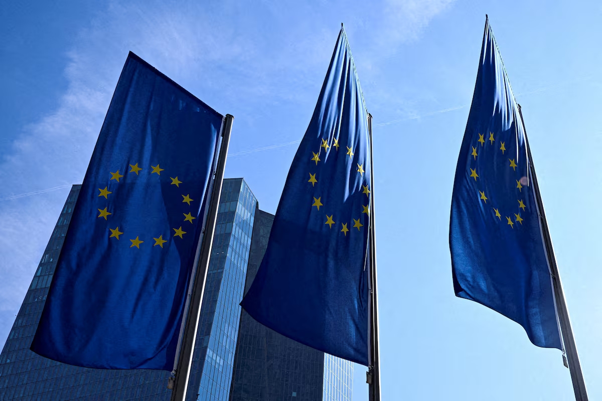Die Flagge der Europäischen Union weht vor dem Hauptsitz der Europäischen Zentralbank (EZB) in Frankfurt am Main. (Foto: REUTERS/Jana Rodenbusch)