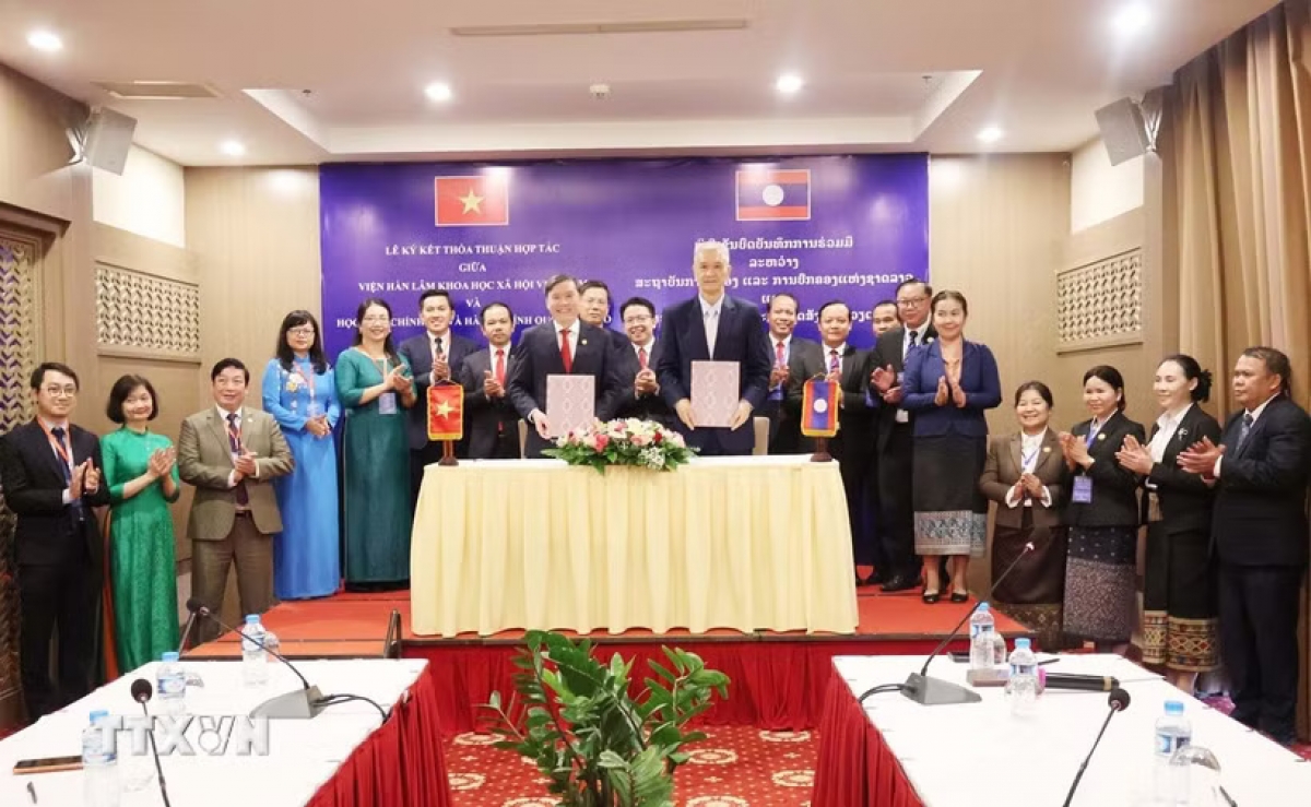 Giáo sư, Tiến sỹ Lê Văn Lợi, Chủ tịch Viện Hàn lâm Khoa học xã hội Việt Nam và Tiến sỹ Anouphap Tounalom, Giám đốc Học viện Chính trị và Hành chính quốc gia Lào trao đổi Biên bản hợp tác khoa học giai đoạn 2026-2030. Ảnh: Xuân Tú/TTXVN