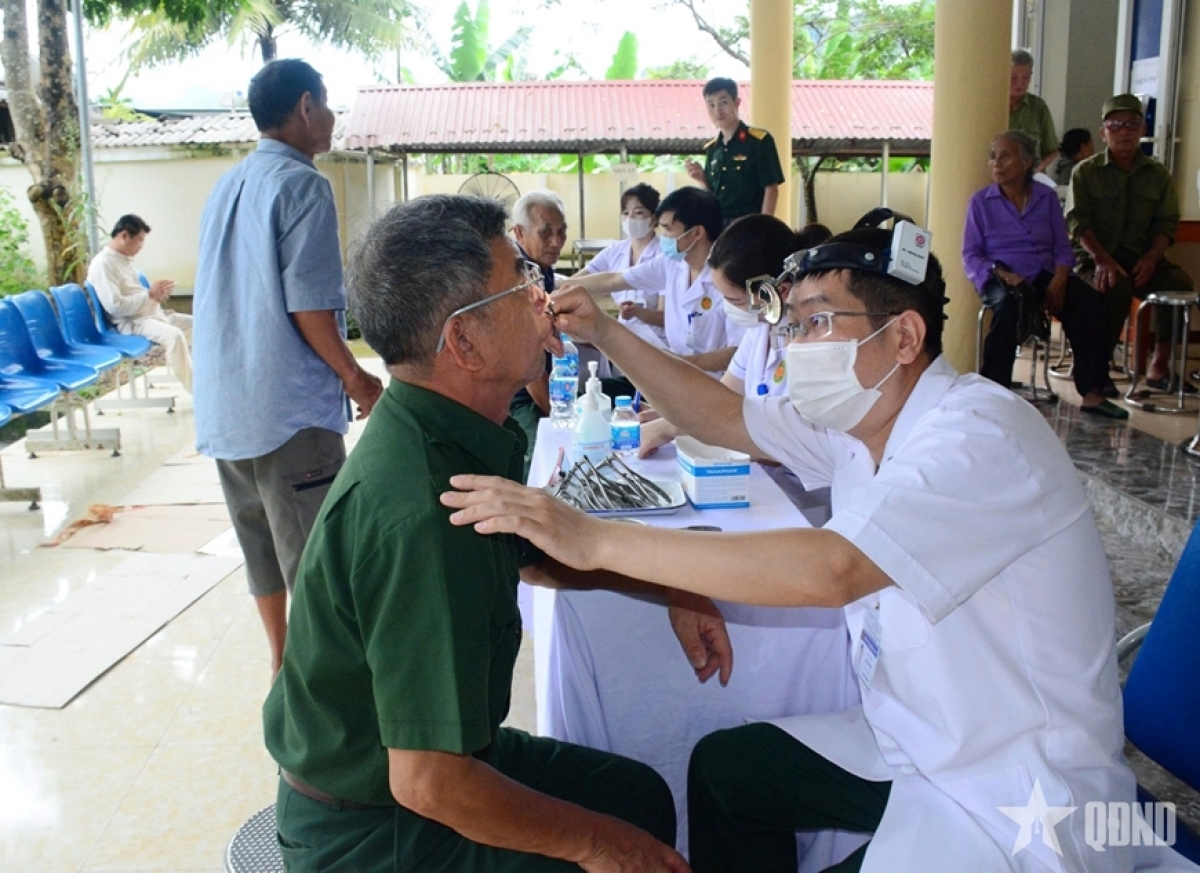 Doctors from Military Hospital 354 (General Department of Logistics and Technology) provide medical examinations, health consultations, and free medication to policy beneficiaries in Yen Tho commune, Thanh Hoa Province. Photo: qdnd.vn