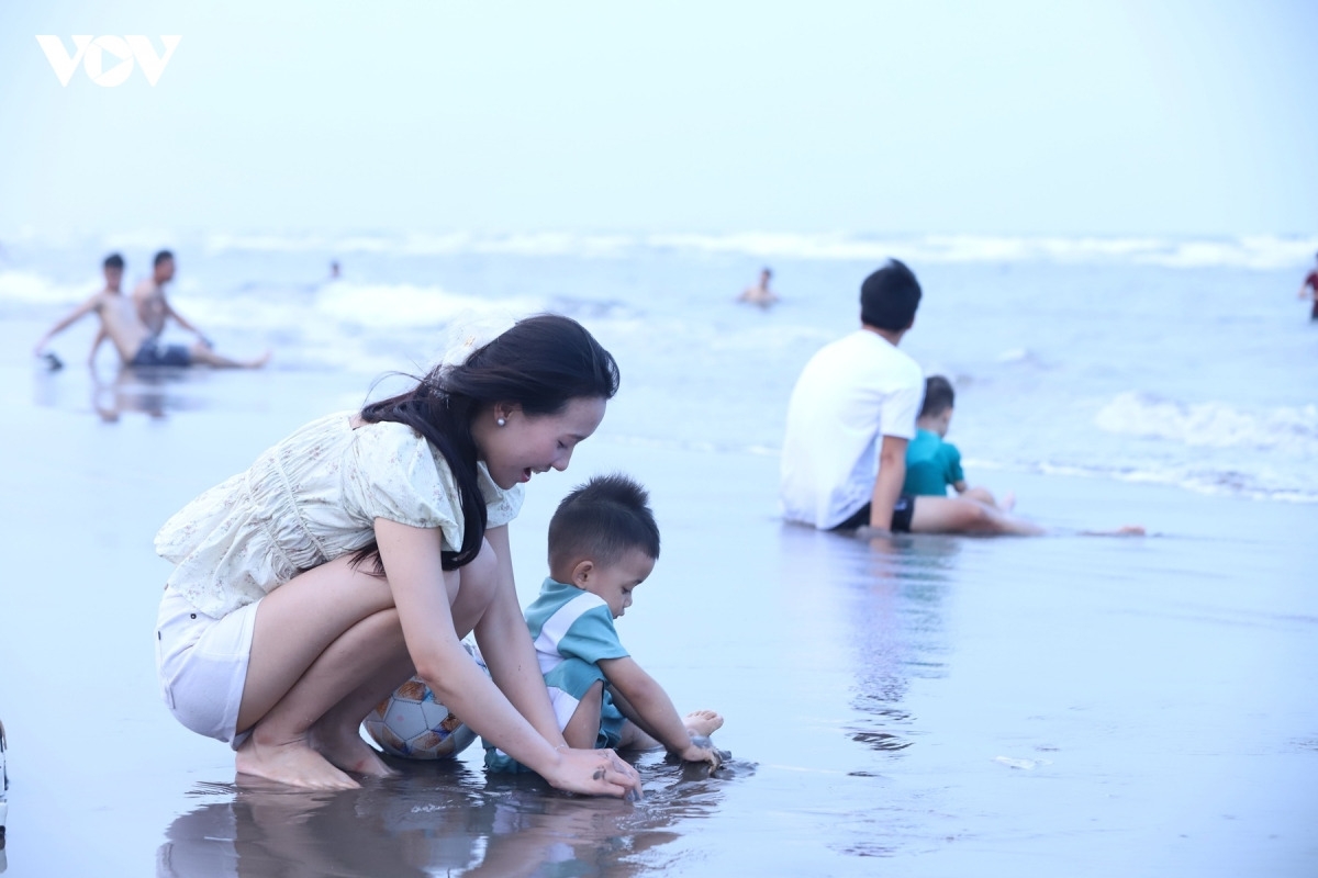 ニンビン省ティンロン・ビーチで家族そろって楽しむひととき（写真：Vân Hồng - CTV Trần Hồng/VOV.VN）