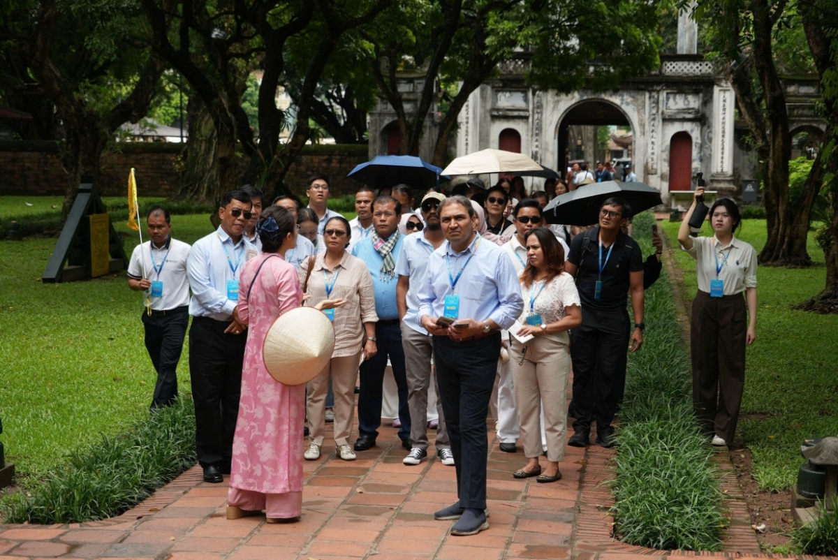 2026年ASEAN都市首脳会議に出席した代表者らが、文廟・国子監遺跡を見学（写真：ハノイ市観光局）