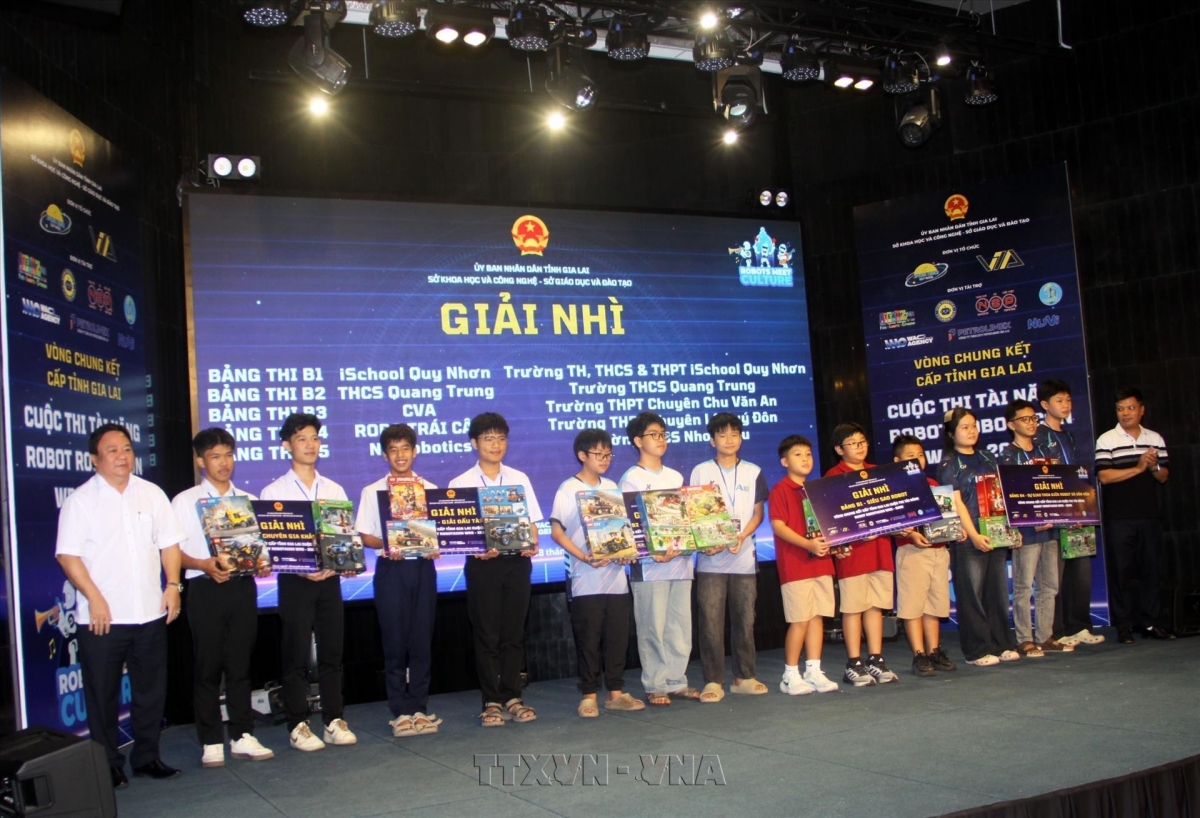 Delegates present awards to the winning teams. (Photo: Trinh Bang Nhiem/VNA)