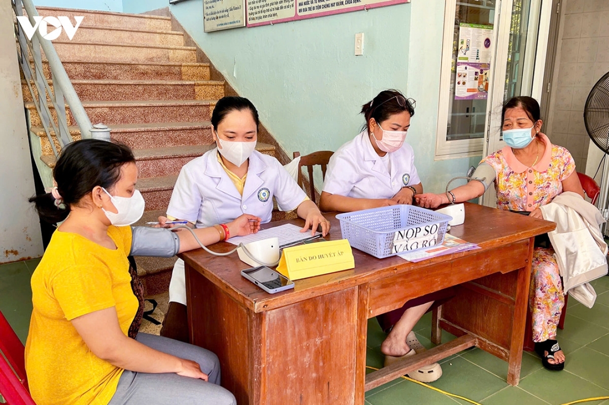 医療センターで無料の血圧測定を受ける市民。<br>
（写真：タイン・ロン／VOV）