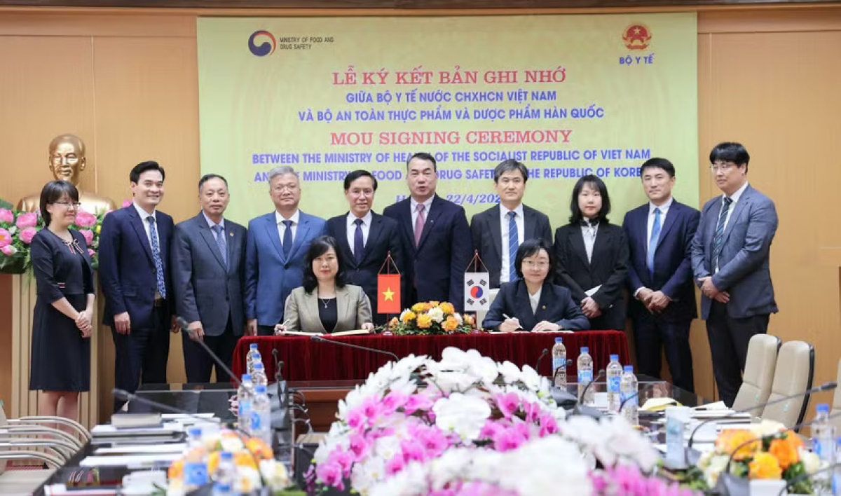 베트남 보건부와 한국 식품의약품안전처 간의 협력 문건 체결식의 모습 (사진: Vietnam+)