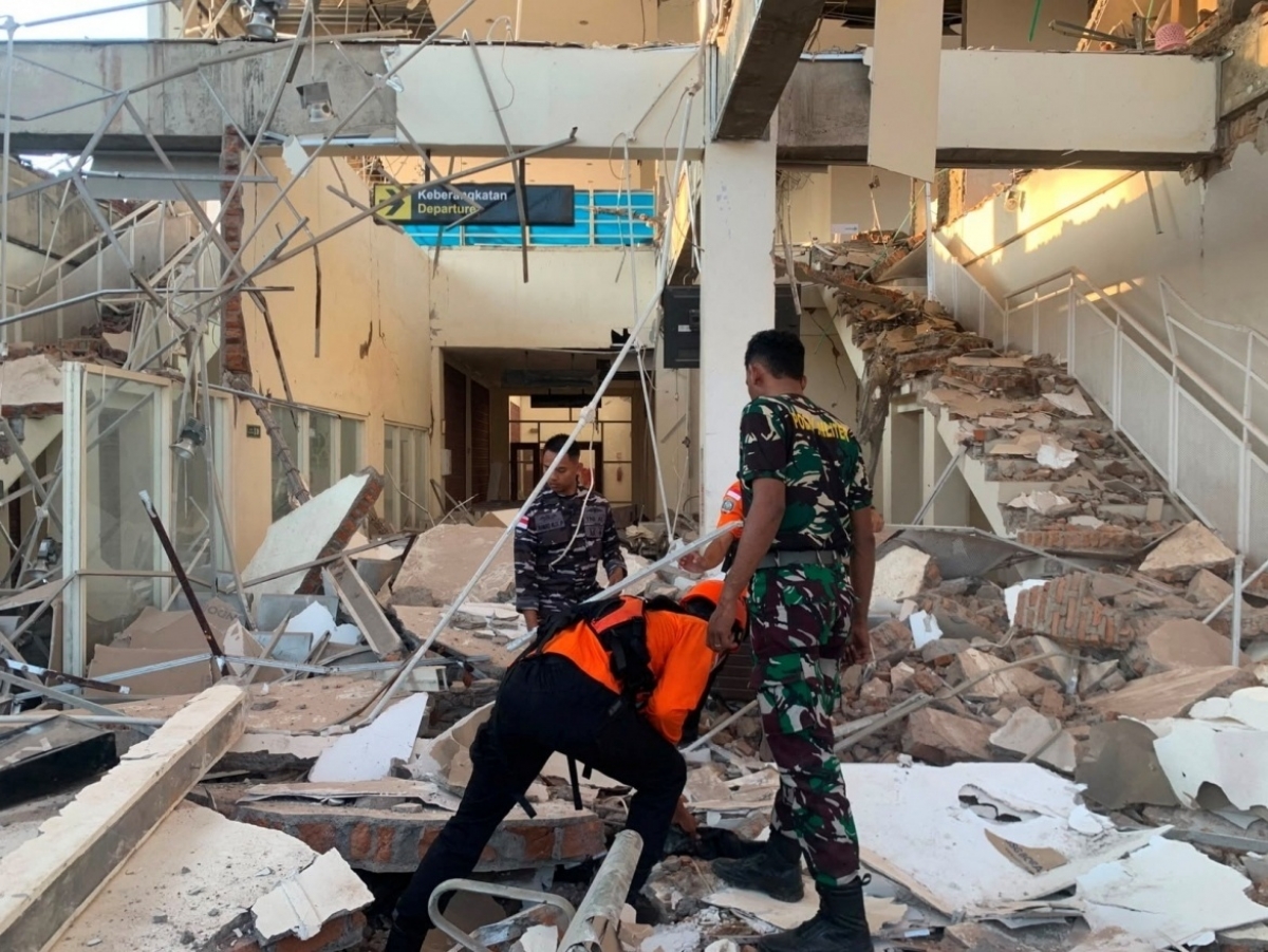 Pasukan SAR memeriksa gedung yang dirusak oleh gempa bumi (Foto: Reuters)