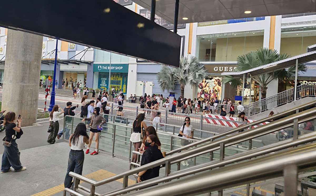 Located in the heart of a commercial area, An Phu station is always packed with visitors enjoying shopping, dining, and other experiences. (Photo: H. Linh/VTC News)