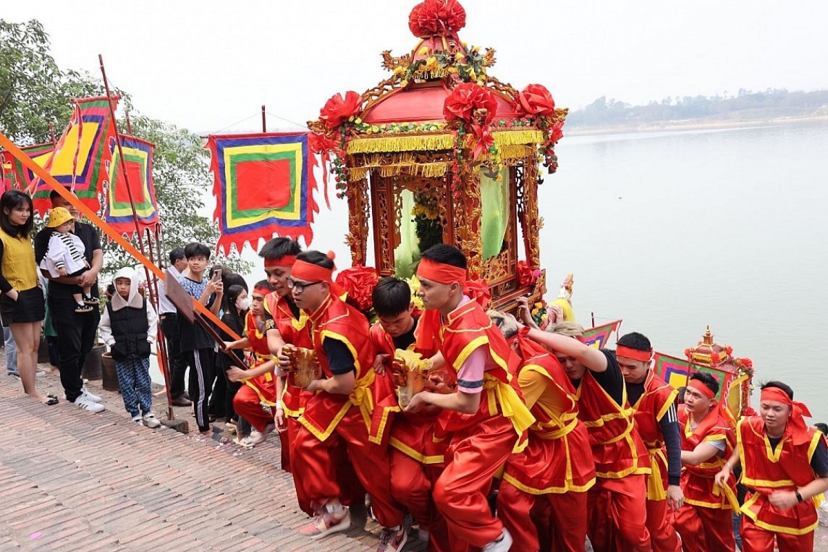 Die Bewahrung und Förderung der Schönheit traditioneller Bräuche ist eine in der Dorfordnung von Bat Trang in Hanoi festgelegte Vorschrift. (Foto: langngheviet.com.vn)