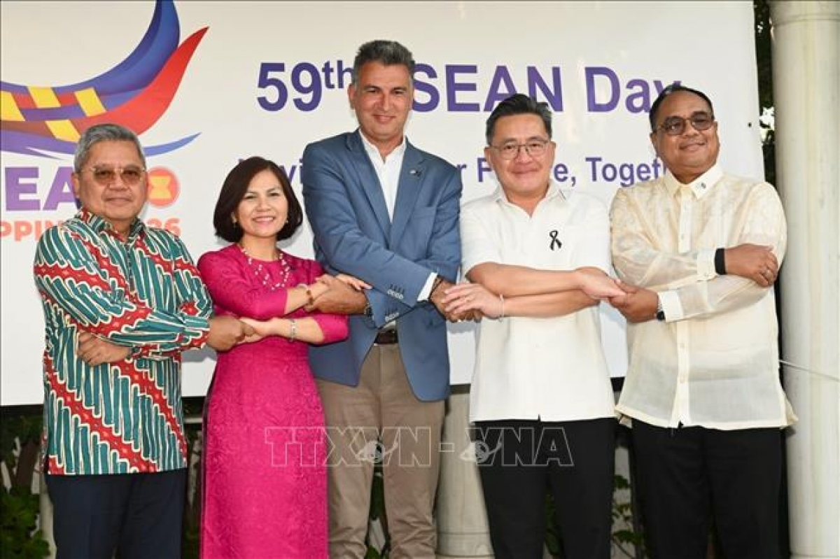 Đại diện Đại sứ quán 4 nước ASEAN tại Hy Lạp, gồm Indonesia, Philippinnes, Thái Lan và Việt Nam, chụp ảnh lưu niệm với Tổng Vụ trưởng phụ trách kinh tế quốc tế thuộc Bộ Ngoại giao Hy Lạp Dimitris Skakos. Ảnh: TTXVN