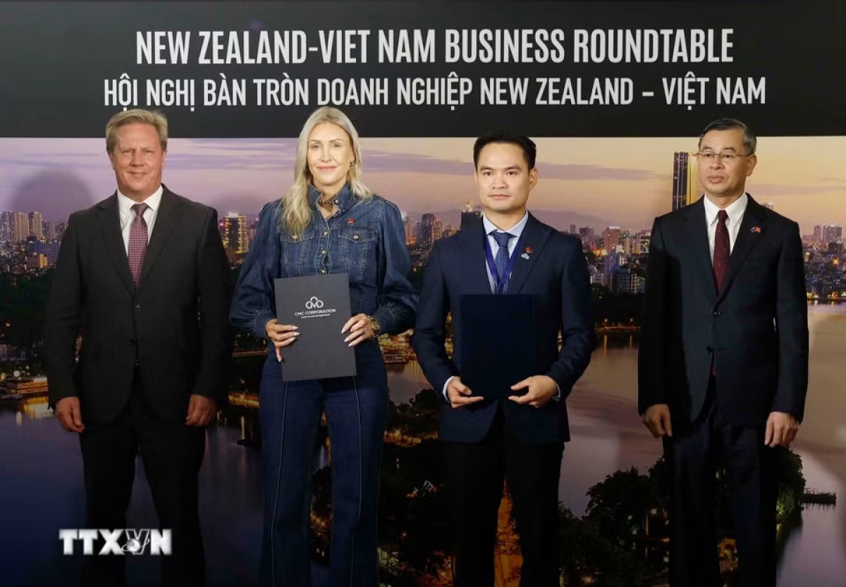 Business representatives exchange cooperation agreements at the Vietnam-New Zealand business roundtable, Auckland, August 13, 2026 (Photo: VNA)