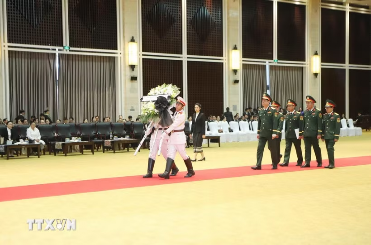 Đoàn đại biểu Bộ Quốc phòng Việt Nam do Thượng tướng Nguyễn Trường Thắng, Ủy viên Trung ương Đảng, Thứ trưởng Bộ Quốc phòng, làm Trưởng đoàn, viếng Chủ tịch Quốc hội Lào Xaysomphon Phomvihane. Ảnh: Xuân Tú/TTXVN