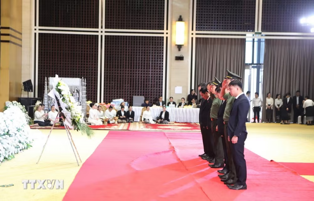 Đoàn đại biểu Bộ Công an Việt Nam do Thượng tướng Lê Văn Tuyến, Ủy viên Trung ương Đảng, Thứ trưởng Bộ Công an, làm Trưởng đoàn, viếng Chủ tịch Quốc hội Lào Xaysomphon Phomvihane. Ảnh: Xuân Tú/TTX