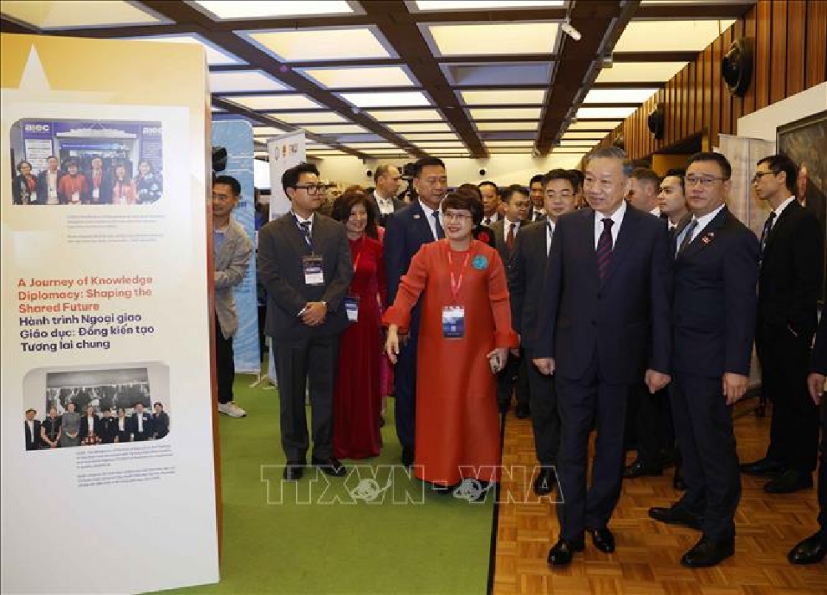 Tổng Bí thư, Chủ tịch nước Tô Lâm tham quan khu vực triển lãm, trưng bày thành tựu hợp tác khoa học công nghệ, đổi mới sáng tạo, đầu tư và giáo dục giữa Việt Nam - Australia. Ảnh: Thống Nhất/TTXVN