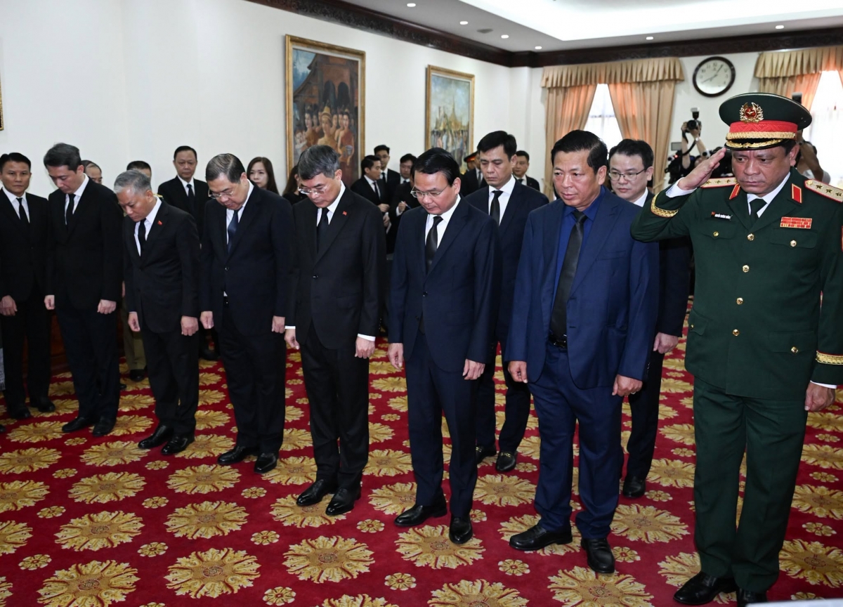 Thủ tướng Lê Minh Hưng viếng Chủ tịch Quốc hội nước Cộng hòa Dân chủ Nhân dân Lào Saysomphone Phomvihane. Ảnh: VOV