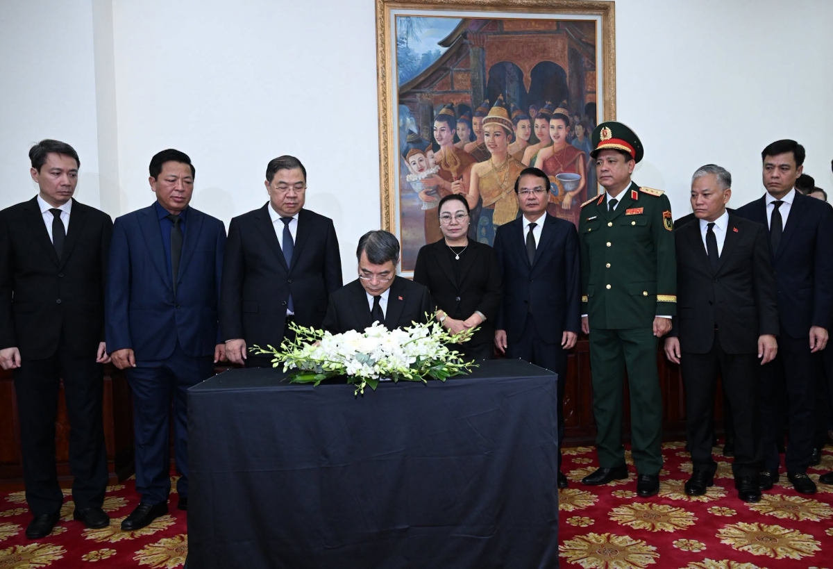 Thủ tướng Lê Minh Hưng ghi sổ tang. Ảnh: VOV
