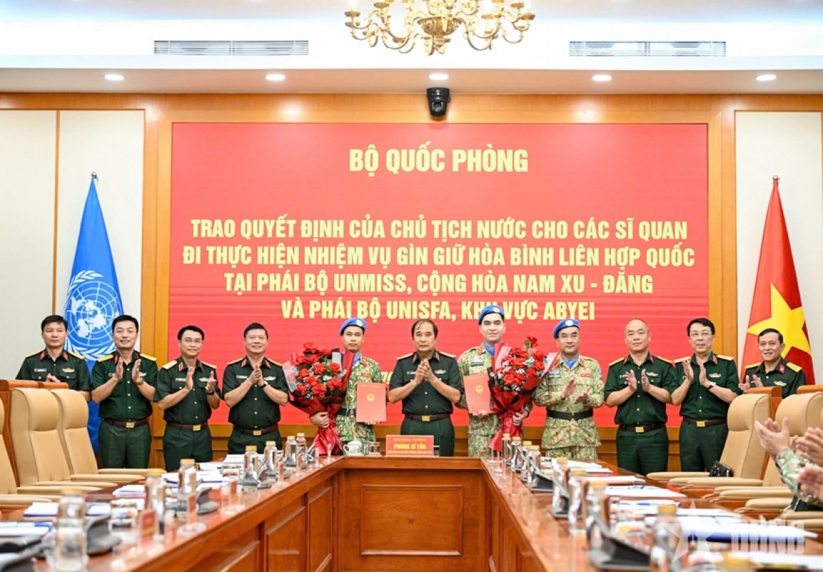 Captain Nguyen Ngoc Anh and Captain Nguyen Van Nam receive the State President's decision to undertake the United Nations peacekeeping missions in Abyei and South Sudan at a ceremony in Hanoi on August 10, 2026. (Photo: Vietnam People's Army)