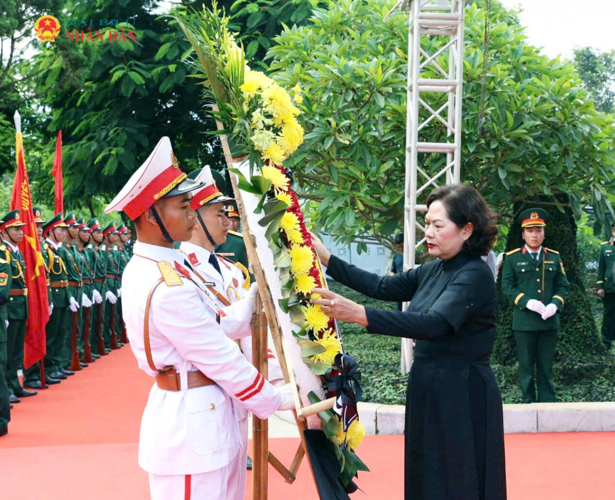 Vice Chairwoman of the National Assembly Nguyen Thi Hong lays a wreath to express her gratitude to the fallen heroes at Binh Lu Martyrs' Cemetery, Lai Chau province on August 10, 2026. (Photo: quochoi.vn)