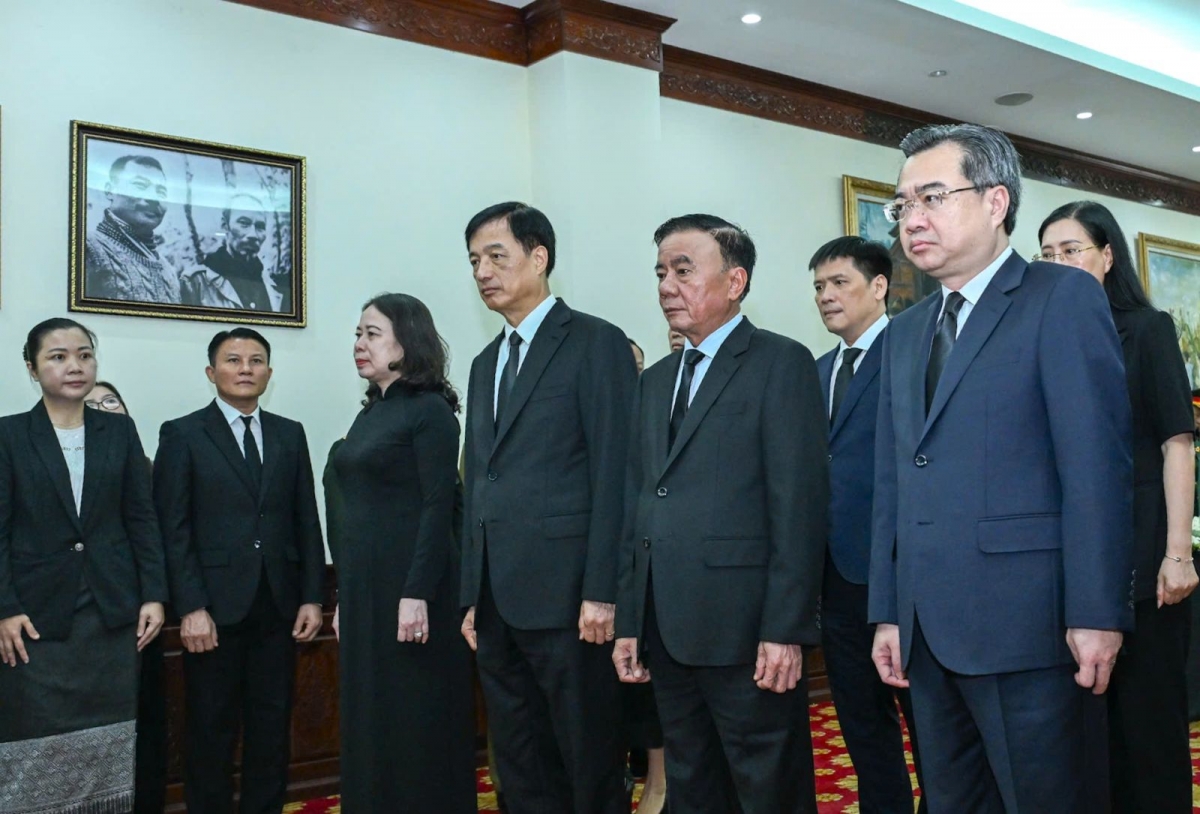 Thường trực Ban Bí thư Trần Cẩm Tú và Đoàn đại biểu cấp cao Đảng, Nhà nước Việt Nam viếng Chủ tịch Quốc hội Lào Xaysomphone Phomvihane. Ảnh: dangcongsan.vn