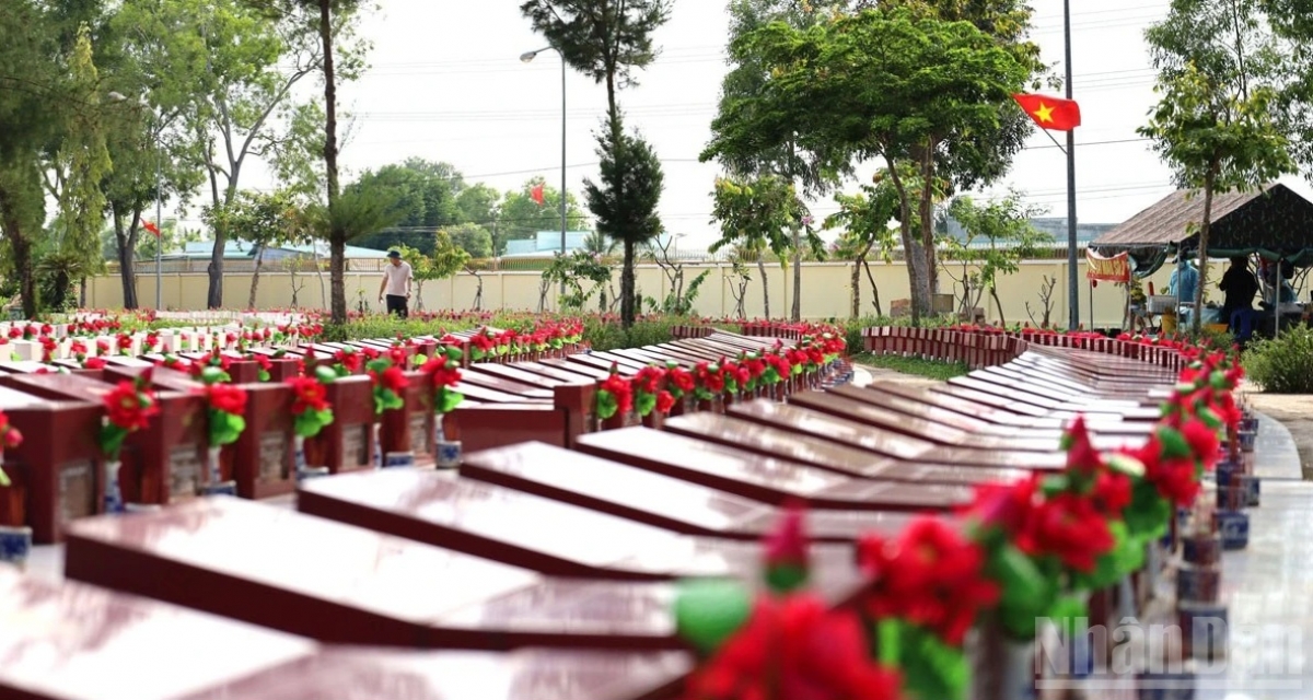 Binh Thuan Martyrs' Cemetery – the site with the largest number of martyrs' graves in Lam Dong Province, containing nearly 9,000 graves. Photo: Nhan Dan Newspaper.