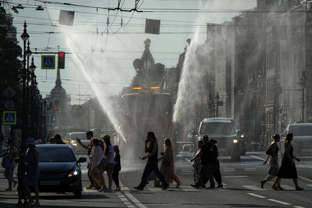 2026年7月31日、猛暑となったロシア・サンクトペテルブルク中心部で散水するトラック（写真：AP/Dmitri Lovetsky）