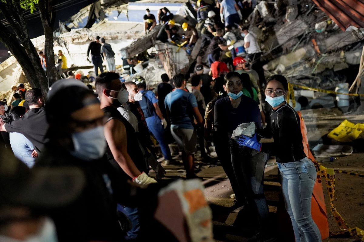 Equipos de rescate trabajan en el lugar donde se derrumbó un edificio tras el terremoto ocurrido en Cali, Colombia, el 10 de agosto de 2026. Foto: REUTERS/Sergio Acero