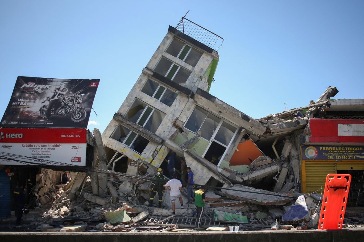 Habitantes locales y rescatistas revisando un edificio destruido en Dosquebradas, Colombia, el 10 de agosto de 2026. Foto: REUTERS/Juan David Duque