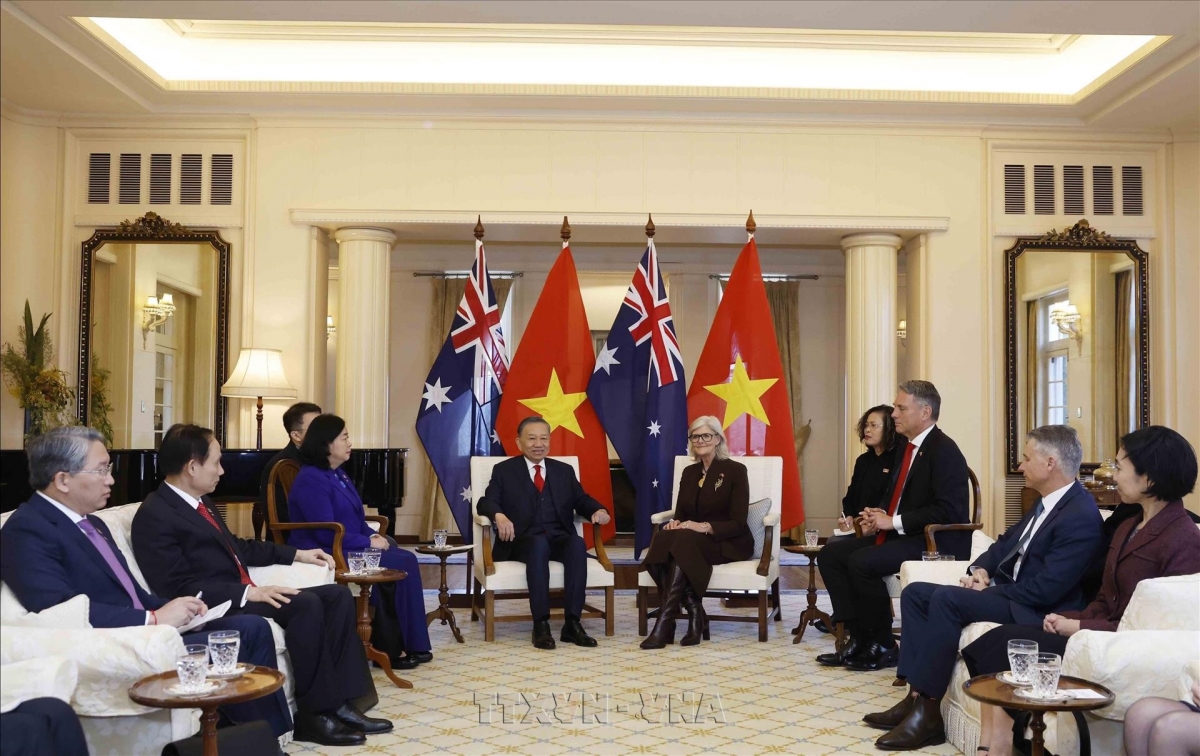 El líder To Lam conversa con la gobernadora general de Australia, Sam Mostyn. Foto: Thong Nhat/VNA