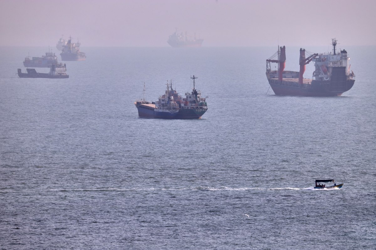 Un petit bateau navigue au milieu de navires de marchandises et d’autres bâtiments commerciaux ancrés dans le détroit d’Ormuz, au large de Bandar Abbas, en Iran, le 5 août 2026. Photo: Amirhosein Khorgooi/ISNA via AP