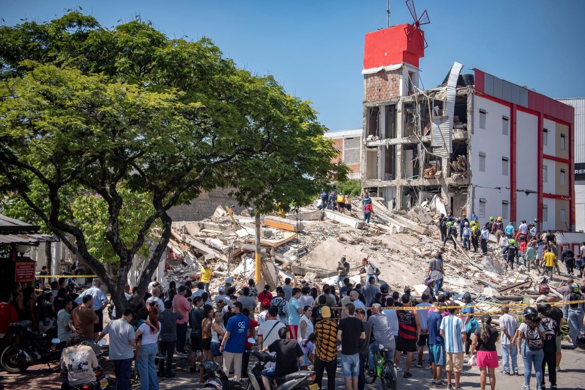 Residents and emergency personnel dig through the debris of a collapsed building after an earthquake, in Cali, Colombia, August 10, 2026. (Photo: REUTERS/Christian EscobarMora)