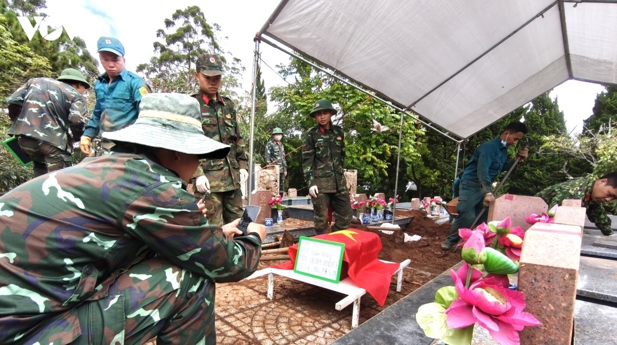 Proses digitalisasi jenazah para martir di Provinsi Lam Dong dipercepat. Hingga 7 Agustus, pemerintah daerah berhasil mengambil sampel biologis dan mendigitalisasi lebih dari 3.040 dari total 4.776 makam martir yang belum teridentifikasi. Seluruh proses ini diperkirakan akan selesai pada akhir Agustus, dua bulan lebih cepat dari jadwal. (Foto: Khoa Diem/VOV-Tay Nguyen)