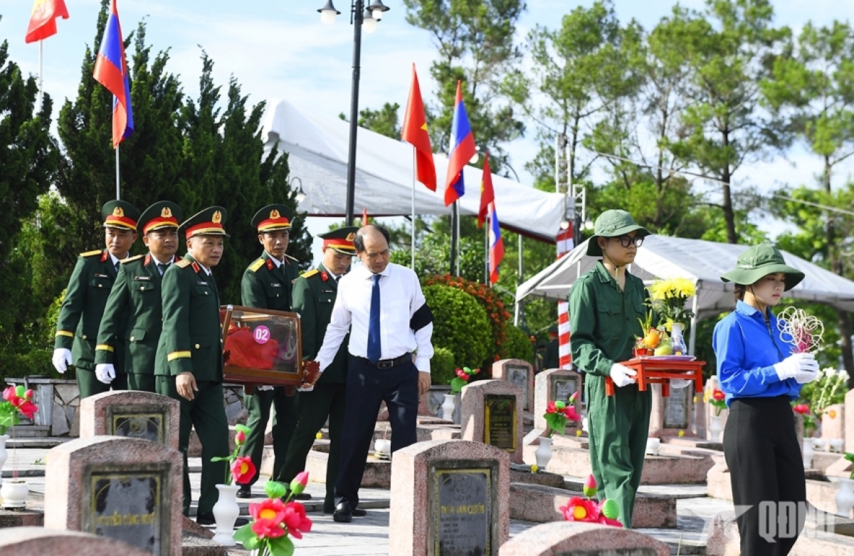 Gambar-gambar dari upacara belasungkawa dan pemakaman kerangka martir pada 21 Mei 2026, di Pemakaman Martir Nghi Loc, setelah dikumpulkan selama musim kemarau 2025-2026 dari provinsi-provinsi Laos seperti Xieng Khouang, Xaysomboun, dan Vientiane. Foto: QDND