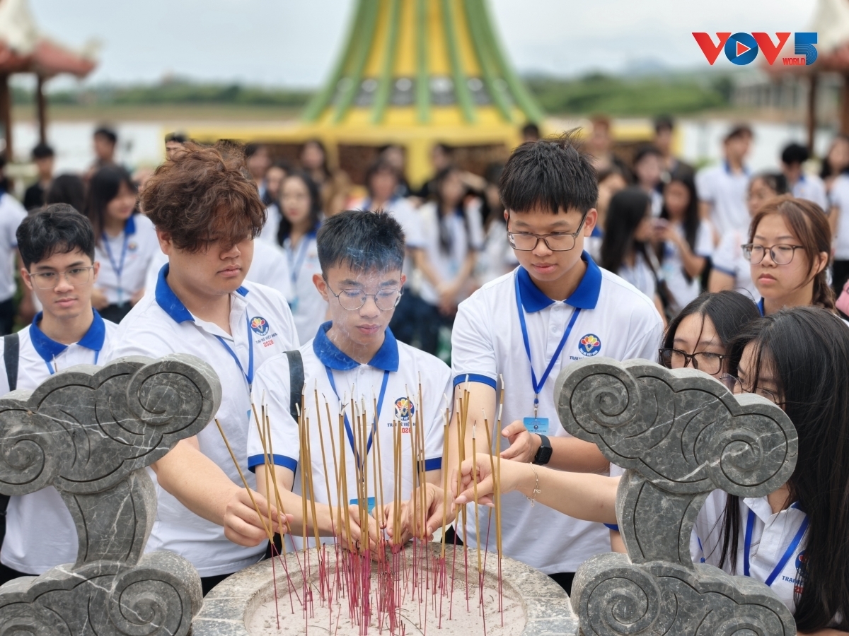 Perantau mudaVietnam dari lebih dari 30 negara di seluruh dunia mempersembahkan dupa untuk memperingati para pahlawan dan martir pada tanggal 27 Juli sebagai bagian dari program Perkemahan Musim Panas Vietnam 2026. Foto: Duc Anh/VOV5
