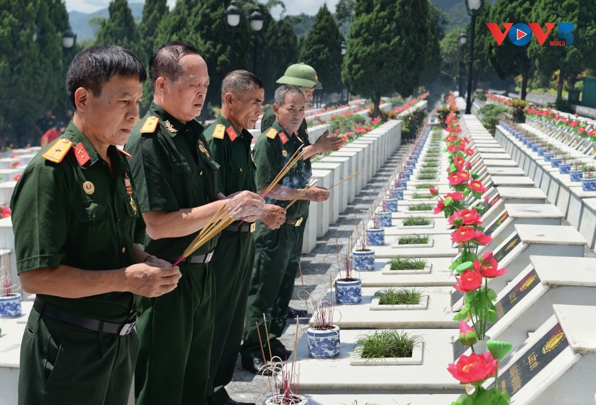 Agar suatu hari nanti, di depan deretan nisan yang tertata rapi di pemakaman para martir, orang-orang yang ditinggalkan tidak lagi harus dengan haru mempersembahkan dupa untuk makam-makam tanpa nama, melainkan dapat menyebut nama mereka dengan tepat, dunia bersama-sama mendengar sebuah pesan: Jagalah perdamaian, karena setelah setiap perang berakhir, yang paling lama tersisa bukanlah suara tembakan, melainkan pencarian anggota keluarga yang berlangsung lintas generasi. Foto ilustrasi: Huu Tuan/VOV5.