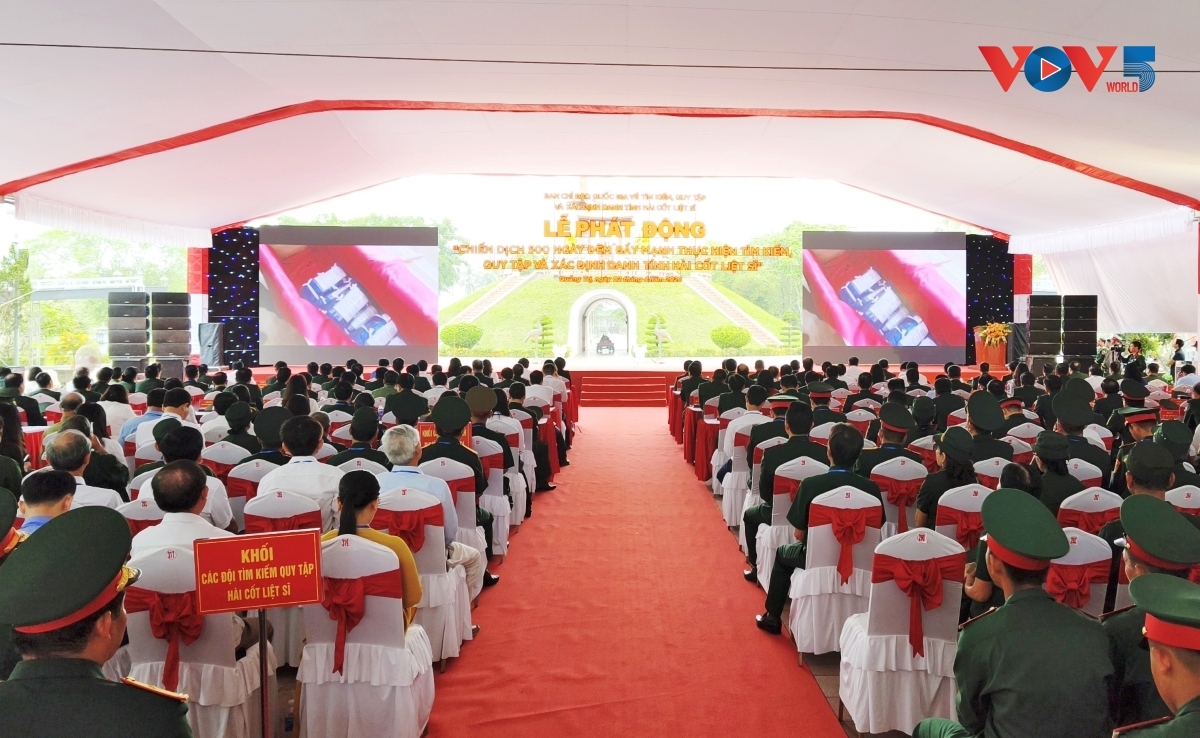 Pada pagi hari tanggal 2 April, di Situs Peninggalan Sejarah Khusus Nasional Benteng Kuno Quang Tri, Badan Pengarah Nasional 515 dengan khidmat menyelenggarakan upacara peluncuran "kampanye 500 hari siang dan malam percepatan pencarian, pengumpulan, dan identifikasi kerangka martir." Foto: Thanh Hieu/VOV-Vietnam Tengah