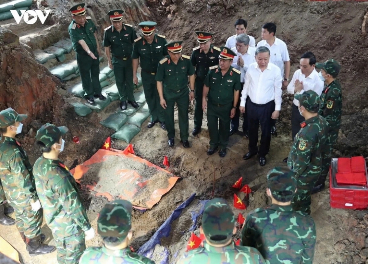 Dalam surat yang dikirim kepada para Ibu Vietnam Heroik, Pahlawan Angkatan Bersenjata Rakyat, Pahlawan Buruh, prajurit penyandang disabilitas, prajurit sakit, keluarga para martir, veteran, mantan petugas Keamanan Publik, mantan pemuda pembidas, peserta perang perlawanan, dan semua orang yang berjasa kepada tanah air pada peringatan HUT ke-79 Hari Prajurit Penyandang Disabilitas dan Martir, Sekretaris Jenderal Komite Sentral Partai Komunis Vietnam sekaligus Presiden To Lam menekankan: “Kampanye ‘500 Hari Siang dan Malam’ merupakan perintah dari hati, sebuah pawai di masa damai untuk menemukan orang-orang yang menegakkan perdamaian, sekaligus kelanjutan dari tradisi bangsa: ‘Minum air harus ingat pada sumbernya’ dan ‘Balas budi’.” (Foto: VOV)