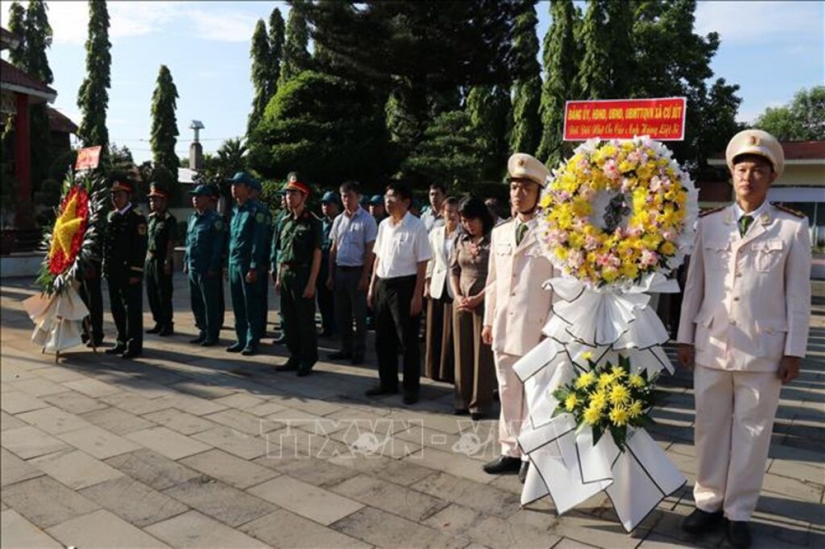 Para delegasi mengenang dan mempersembahkan dupa kepada para pahlawan dan martir  di Pemakaman Martir Kecamatan Cu Jut (Provinsi Lam Dong). Foto: Nguyen Huy Thanh/VNA