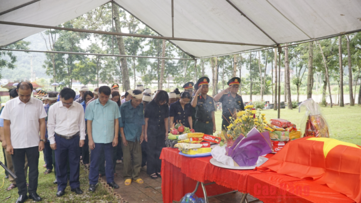 Upacara penggalian dan pemakaman kerangka martir Ma Van Gi di Dusun Lang Mon, Kecamatan Minh Tam, Provinsi Cao Bang. Foto: Surat Kabar Cao Bang.