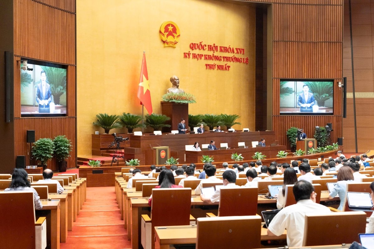 Deputies at Dien Hong Hall in Hanoi on the morning of August 12, 2026, discuss investment policy for the Ring Road No. 5 and the Lao Cai–Hanoi–Hai Phong railway. (Photo: quochoi.vn)