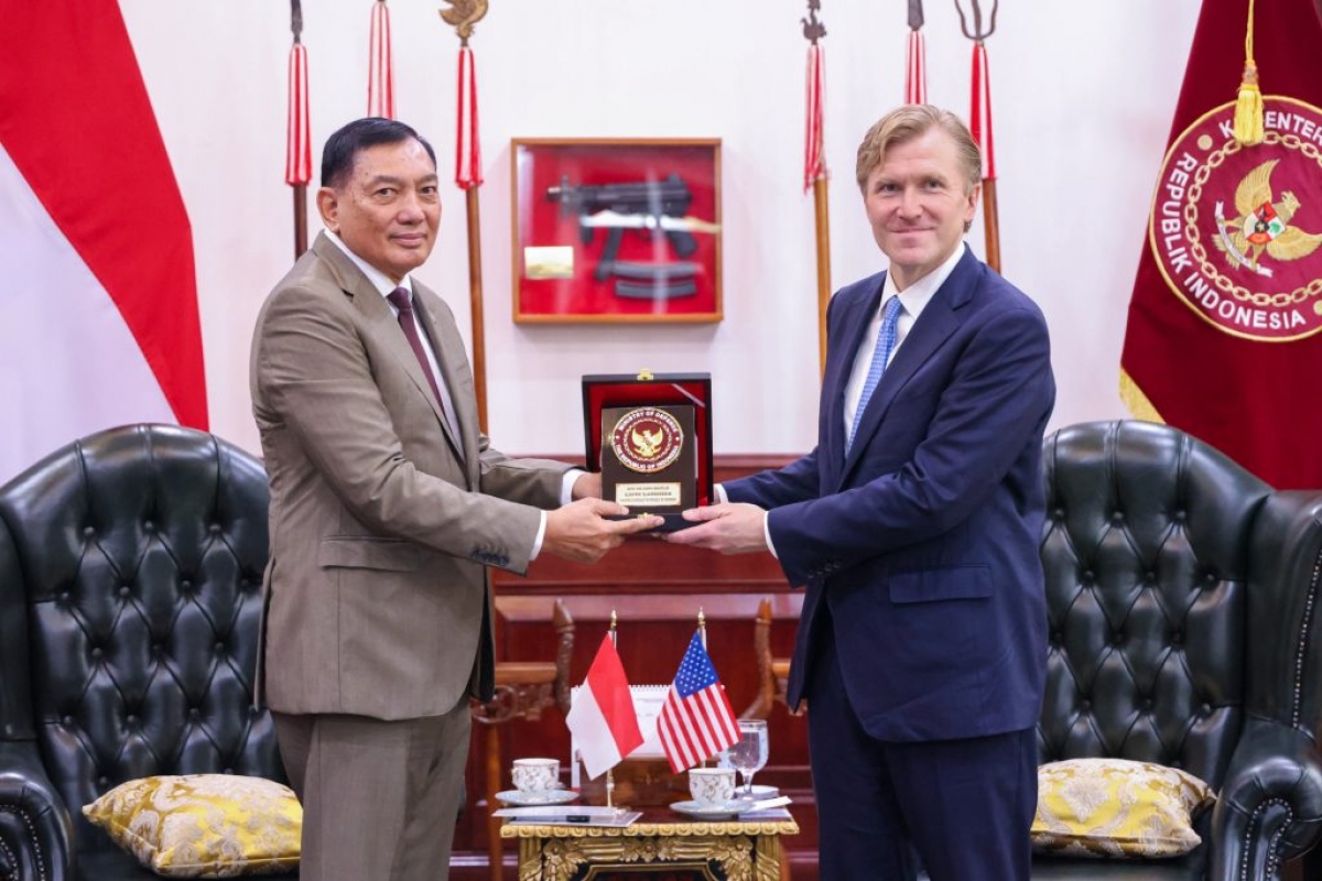 นาย เอลบริดจ์ โคลบี รัฐมนตรีช่วยว่าการกระทรวงสงครามสหรัฐและนาย  Sjafrie Sjamsoeddin รัฐมนตรีว่าการกระทรวงกลาโหมอินโดนีเซีย (กระทรวงกลาโหมอินโดนีเซีย) 